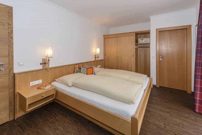 Cozy Double Room at Pension Niederreiter Maria Alm with Wooden Beds and Wardrobe