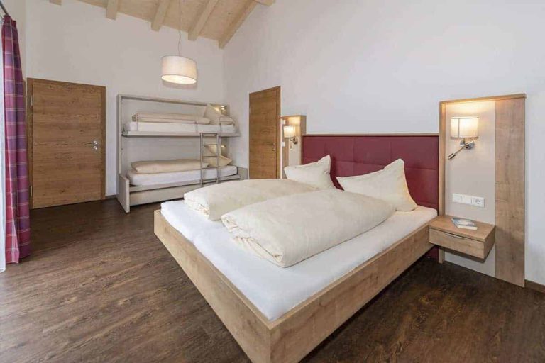 Modernes Zimmer in der Pension Niederreiter Maria Alm mit Doppelbett, Etagenbett, Alpenstil
