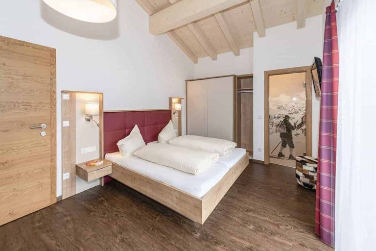 Modernes Doppelzimmer in der Pension Niederreiter Maria Alm mit Holzdekor und Alpenblick