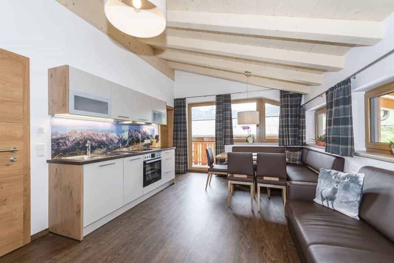 Moderne Ferienwohnung in der Pension Niederreiter Maria Alm mit Küche, Sitzecke und Alpendekor