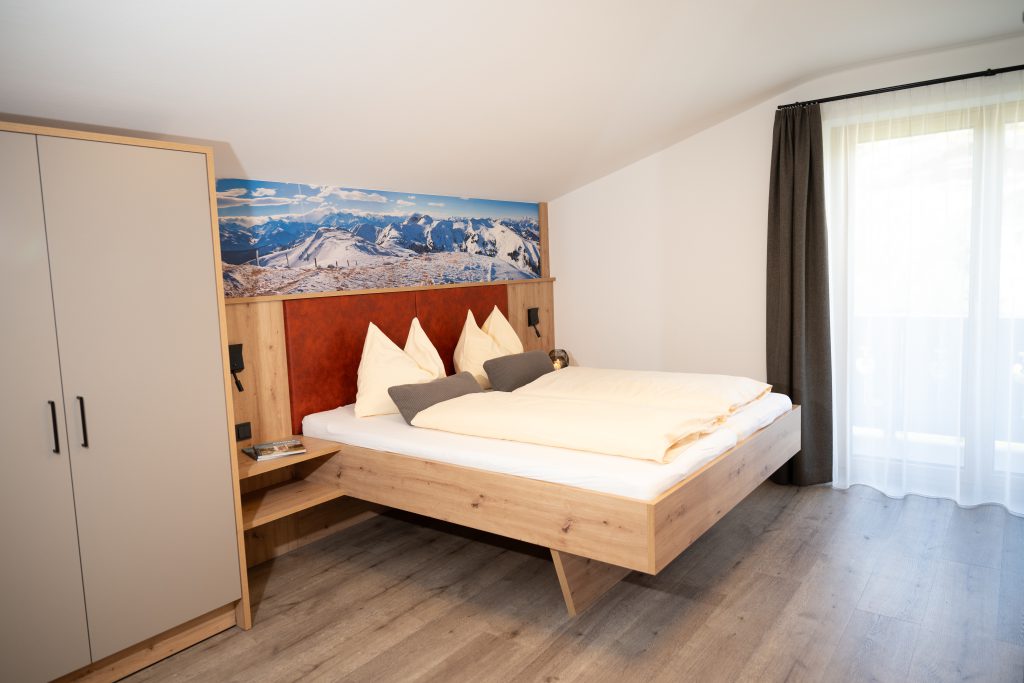 Cozy Double Room with Wooden Furniture, Balcony, and Mountain Views in Maria Alm